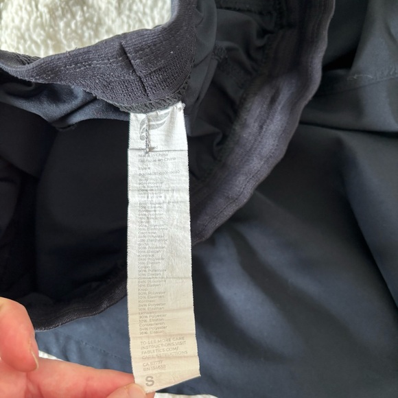 Fabletics 9” Fundamental Shorts - Picture 6 of 10